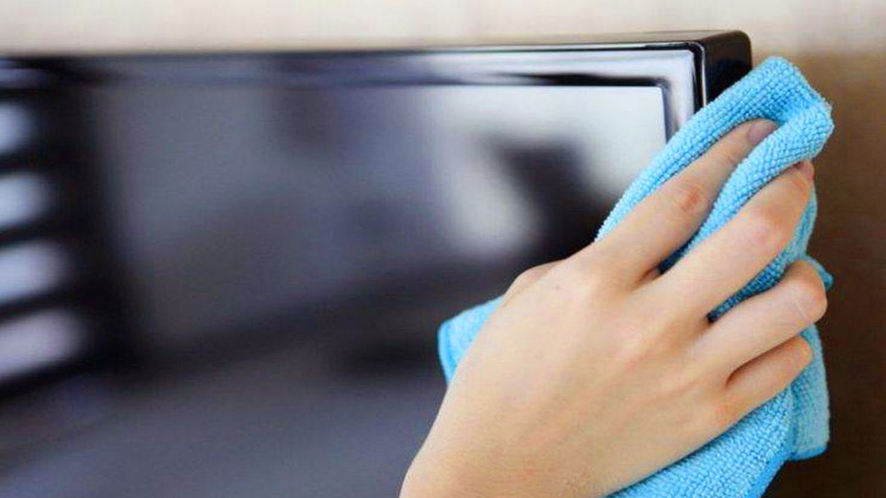 экран для протирки монитора. протирает экран телевизора. протирать пыль. телевизор от пыли. экран для того чтобы вытереть экран.